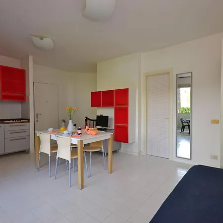 Comfortable Vacation Retreat With Pool Lägenhet